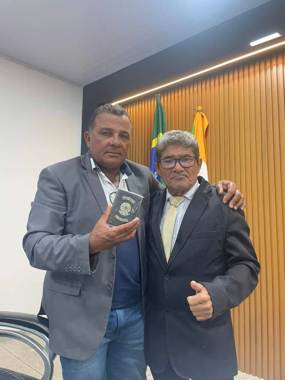 Presidente Custódio Coimbra entrega carteiras de identidade parlamentar aos vereadores durante Sessão Ordinária